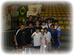 コリンチャンスのフットサル選手達と:With players from ''Corinthians''’futsal team